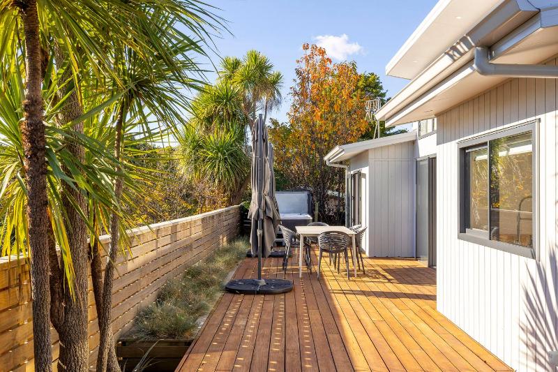 Idyllic Getaway - modern and stylish with private spa - image 13