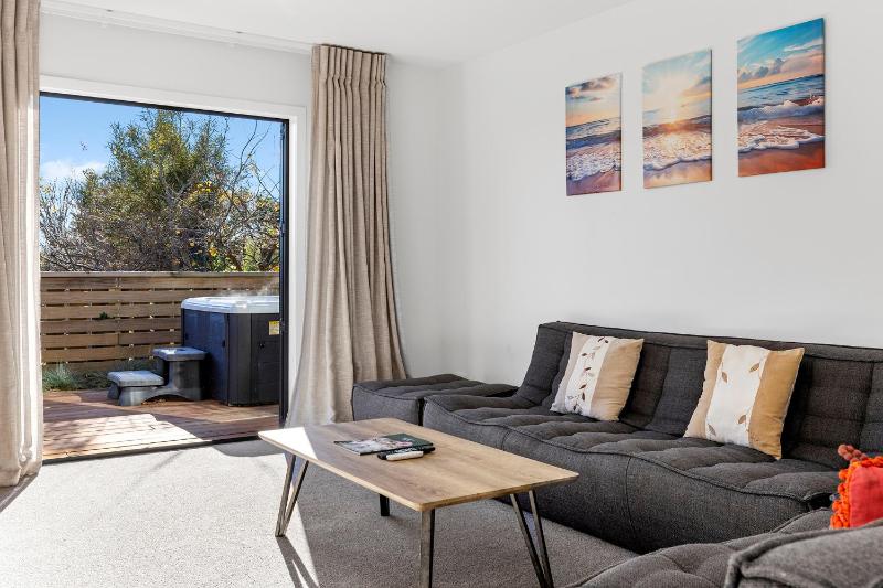 Idyllic Getaway - modern and stylish with private spa - image 31