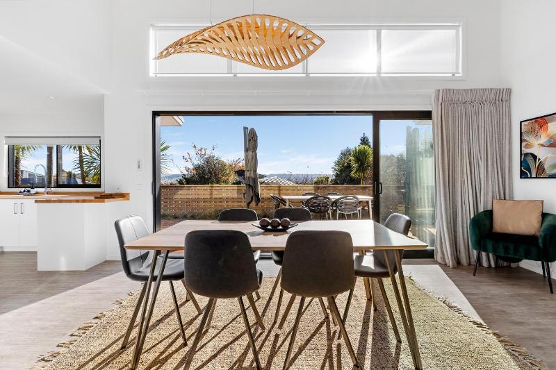 Idyllic Getaway - modern and stylish with private spa - image 35