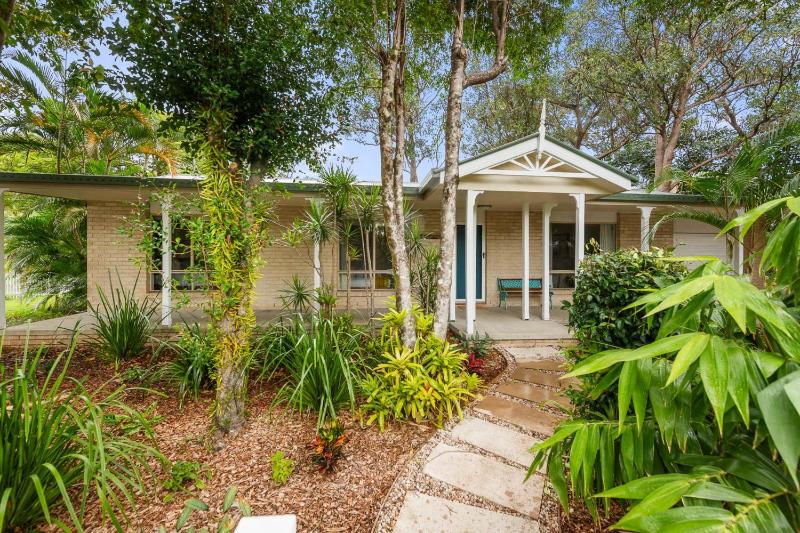 Sunrise on Byron - Spacious Pet Friendly Holiday Home Near Belongil Beach - image 1