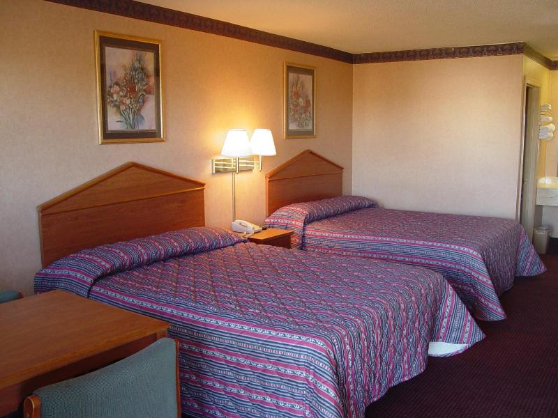Queen Beds with Two Queen Beds Smoking image 4