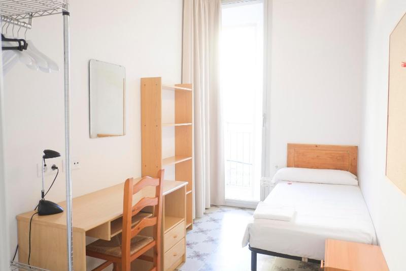 Single Room with Private External Bathroom image 2