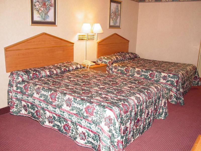Queen Beds with Two Queen Beds Smoking image 3