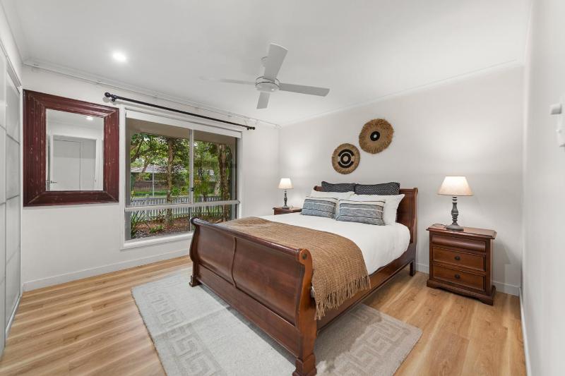 Sunrise on Byron - Spacious Pet Friendly Holiday Home Near Belongil Beach - image 14