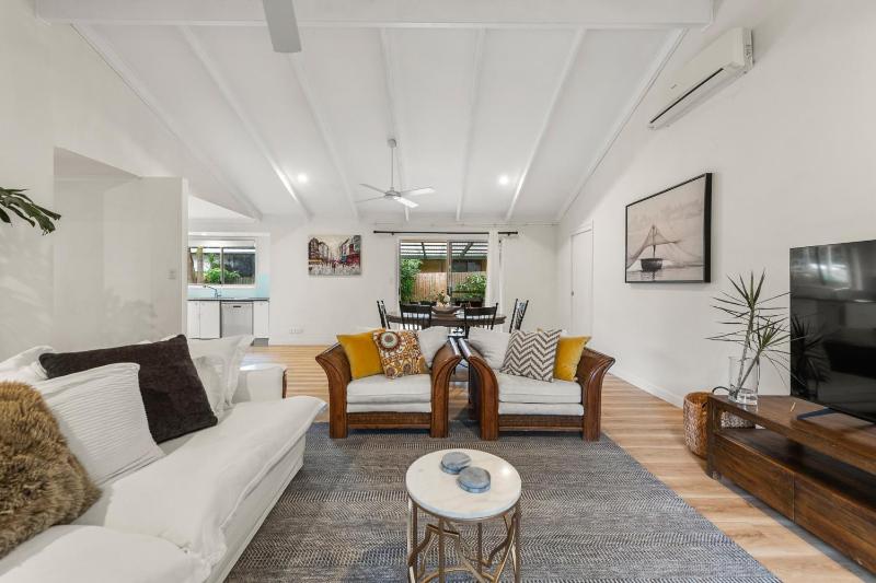 Sunrise on Byron - Spacious Pet Friendly Holiday Home Near Belongil Beach - image 15