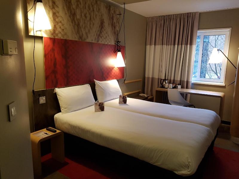 Twin Room image 2