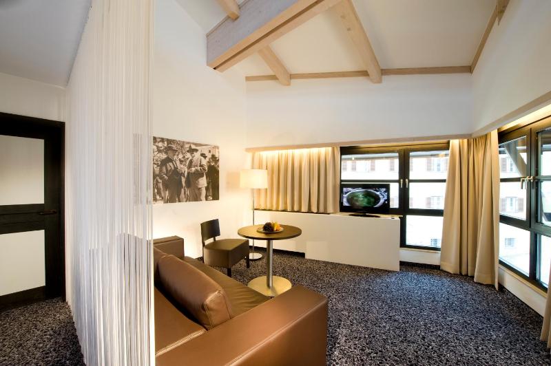 Duplex Suite with Balcony and Mountain View image 4