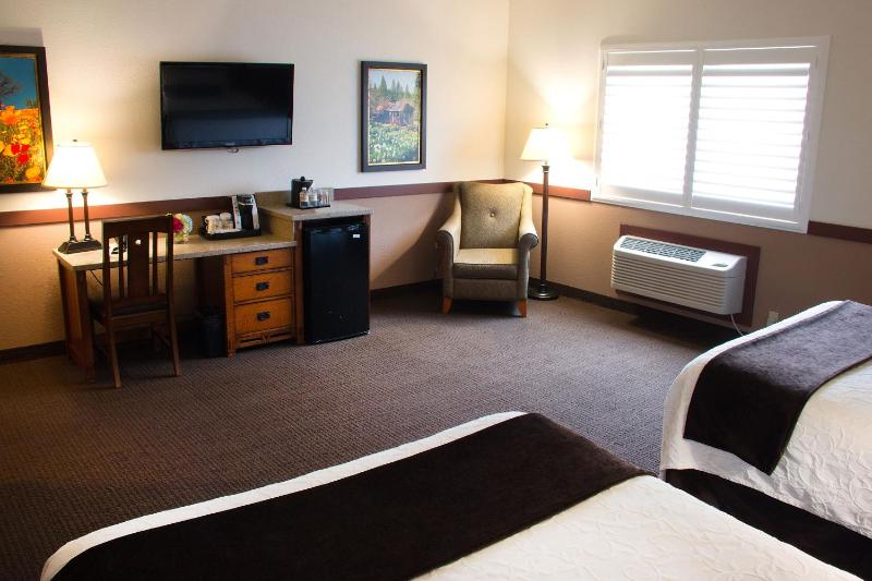 Queen Room with Two Queen Beds image 3