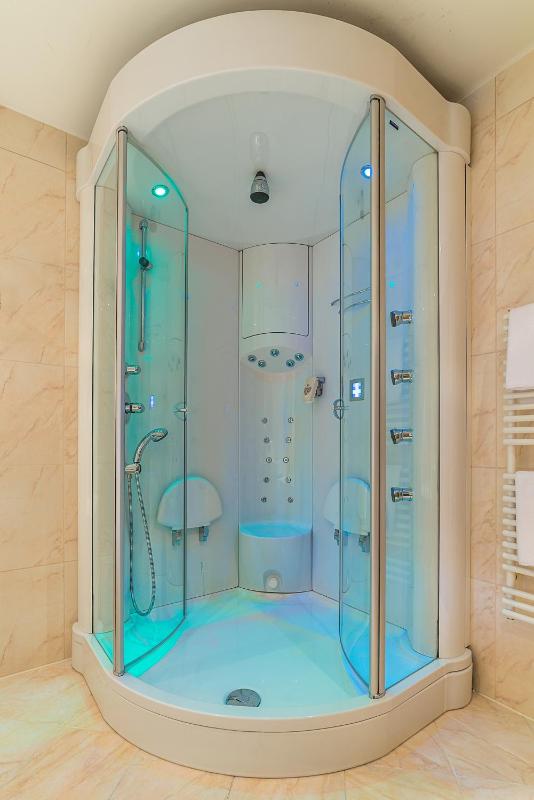 Deluxe Suite with Balcony image 2