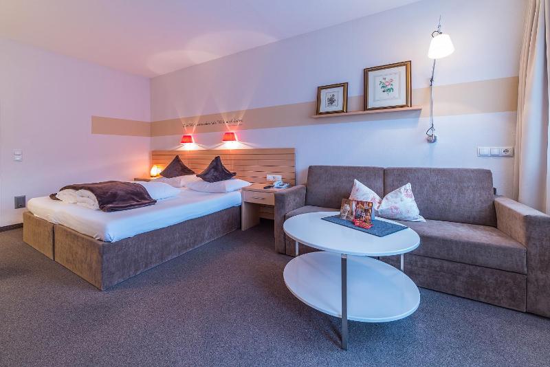 Double Room with Balcony image 2