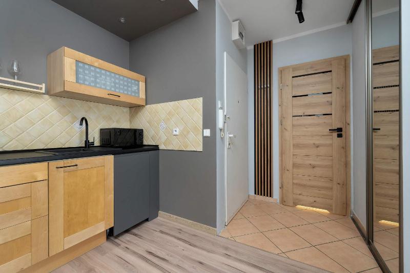 A Comfortable Apartment Near the Market Square by Noclegi Renters - image 10
