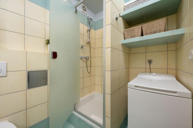A Comfortable Apartment Near the Market Square by Noclegi Renters - image 3