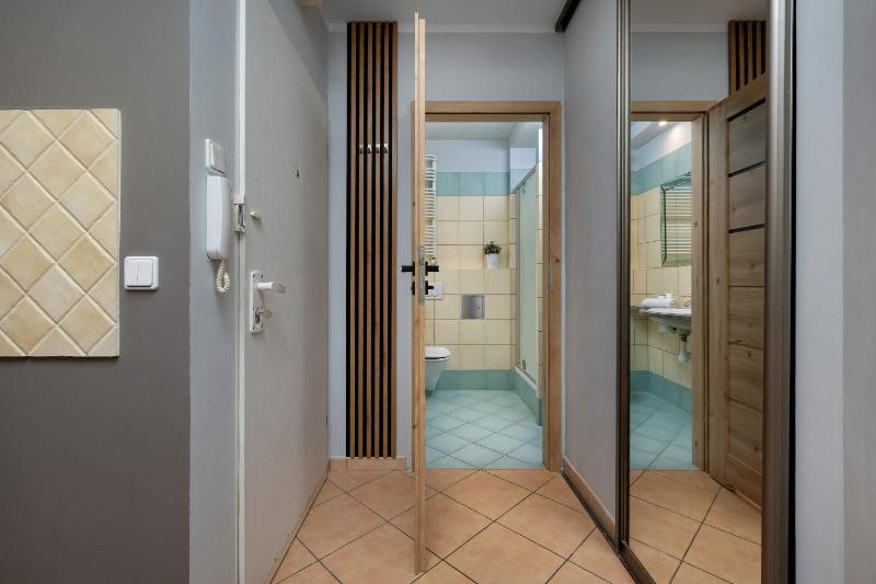 A Comfortable Apartment Near the Market Square by Noclegi Renters - image 12