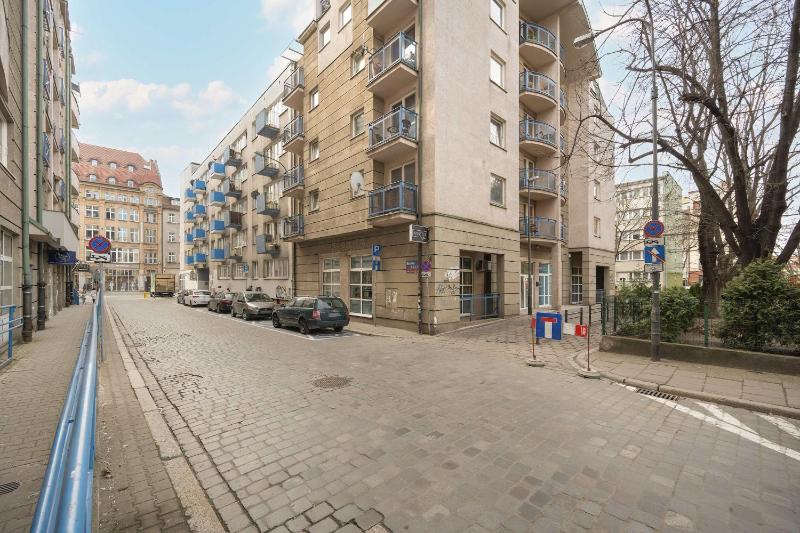 A Comfortable Apartment Near the Market Square by Noclegi Renters - image 15