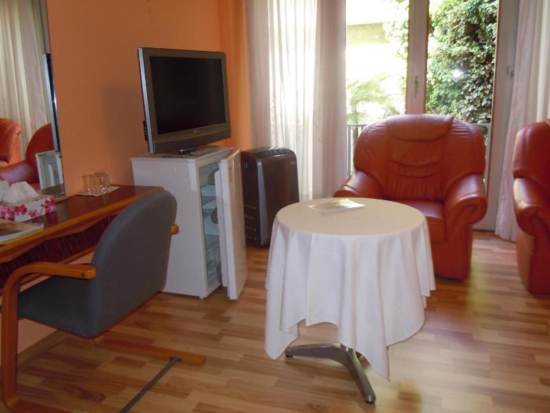 Economy Triple Room image 1