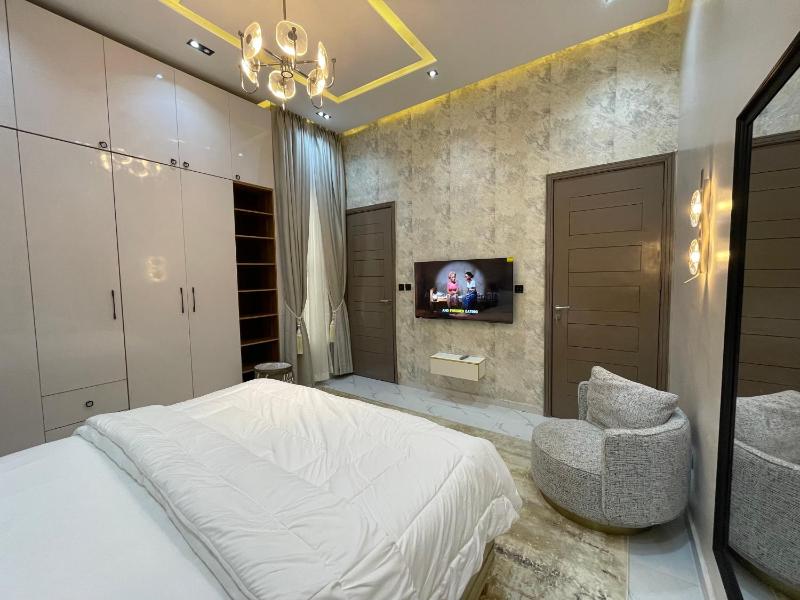 Luxury 5 BR Villa with PoolCinema Lekki - image 8