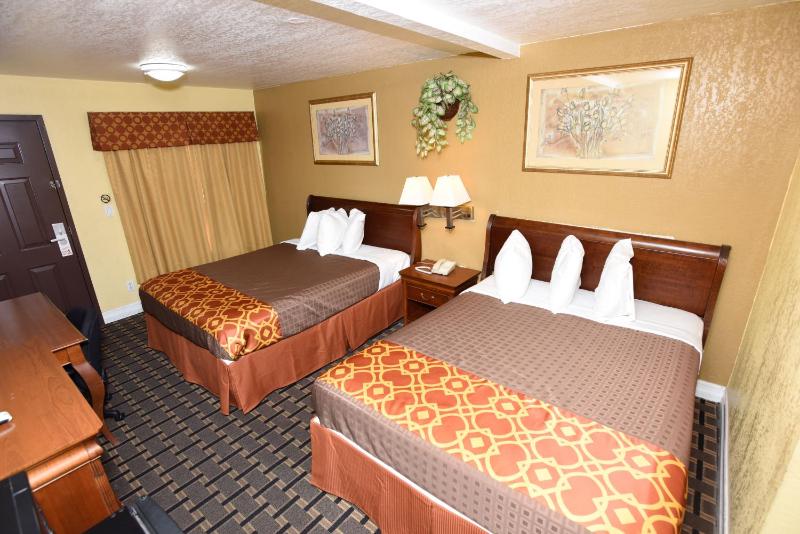 Queen Room with Two Queen Beds image 3