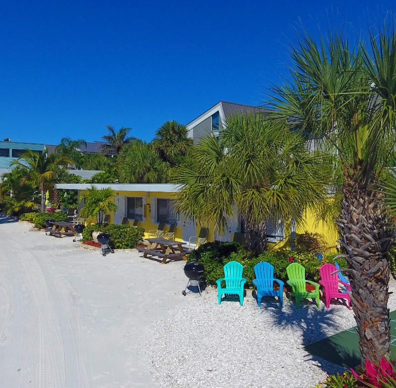 A Tropical Breeze Beach Club - Anna Maria Island - image 12