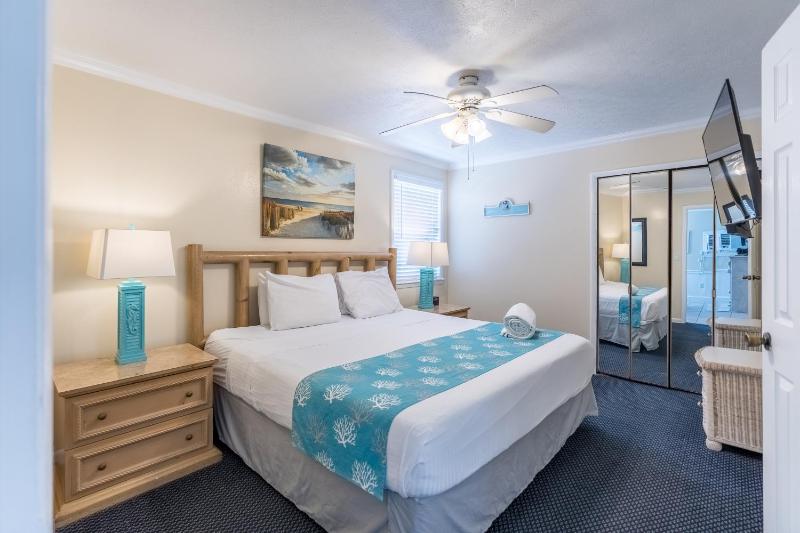 A Tropical Breeze Beach Club - Anna Maria Island - image 13
