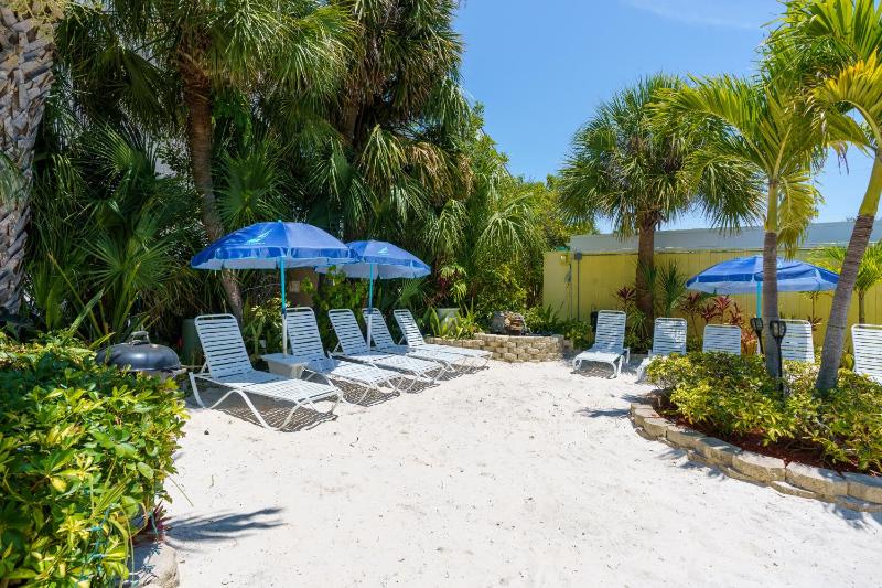 A Tropical Breeze Beach Club - Anna Maria Island - image 30