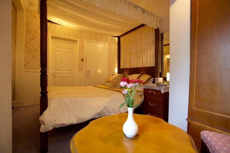 Double Room with Four Poster Bed image 2