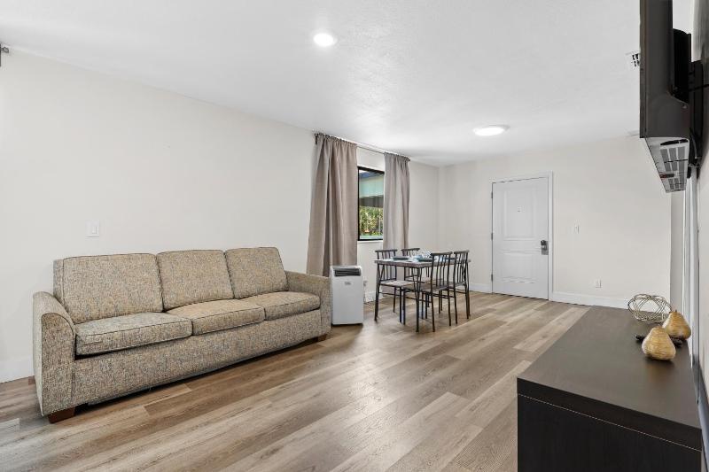 Family Apt Near Disney - image 10