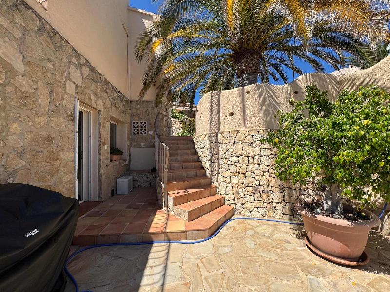 Beautiful villa with private pool and seaview - image 5