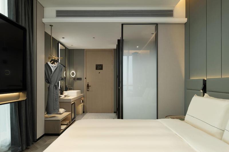 Atour S Hotel Wuhan Panoramic river views from Zhongshan Avenue Jianghan Road Pedestrian Street - image 7