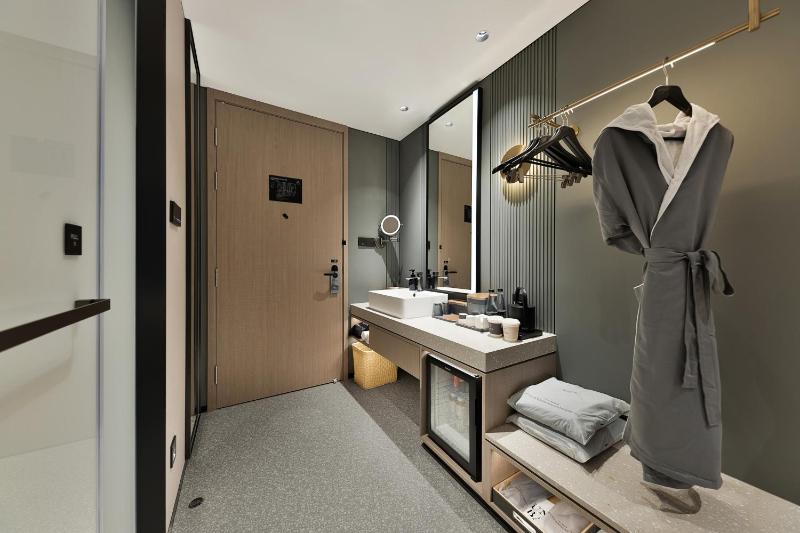 Atour S Hotel Wuhan Panoramic river views from Zhongshan Avenue Jianghan Road Pedestrian Street - image 36