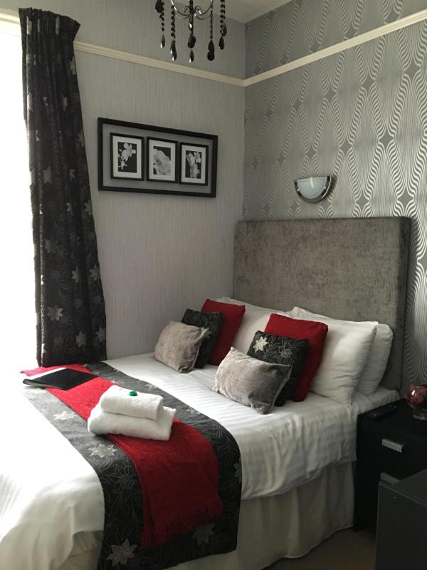 Single Room with Private External Bathroom image 2
