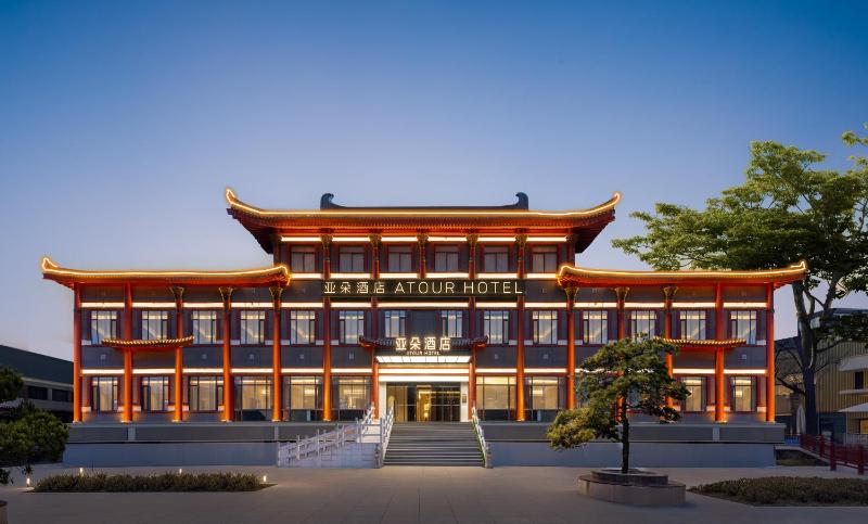 西安钟楼古城墙亚朵酒店 - image 1