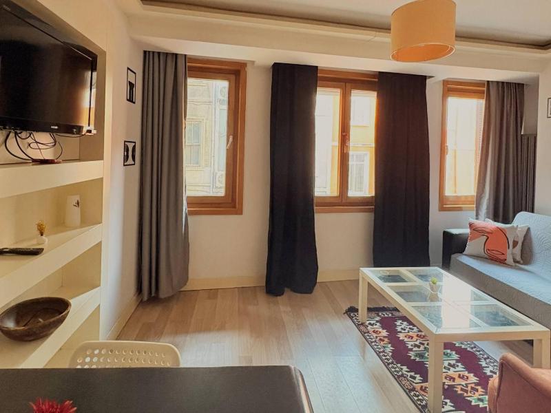 Taksim Square1BR Suite 01 - image 2