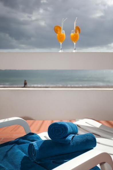 Studio Apartment with Sea View image 2