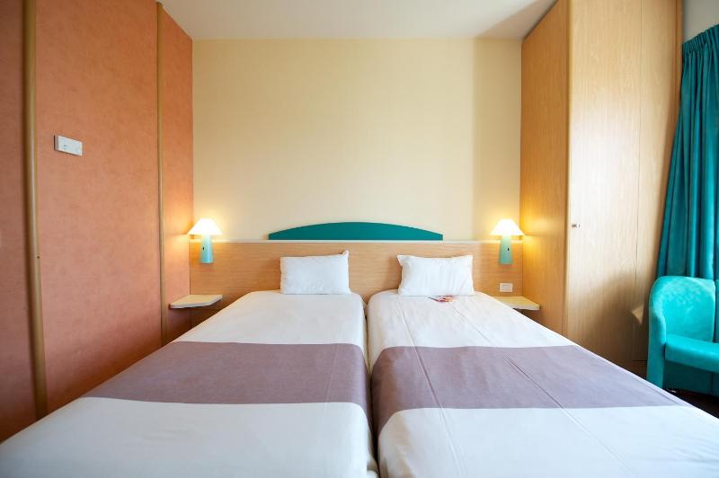 Standard Twin Room image 3