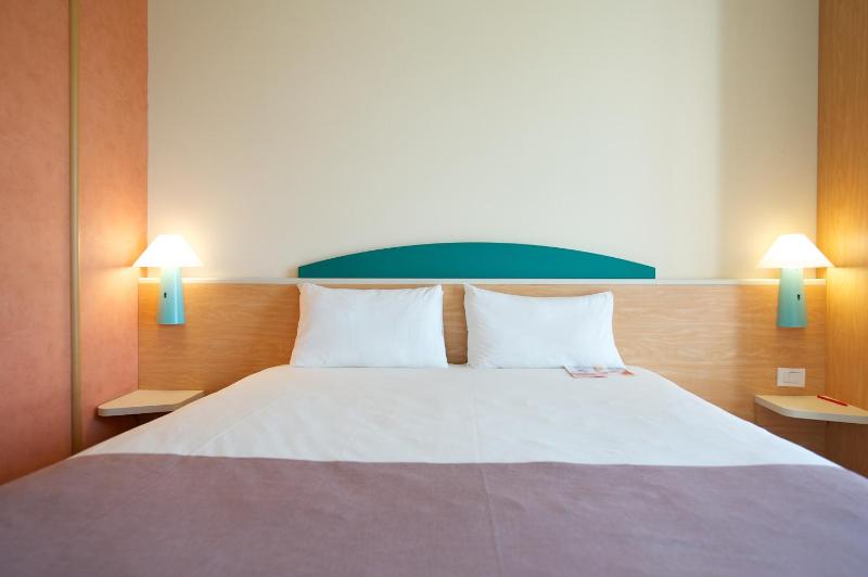Standard Double Room image 4