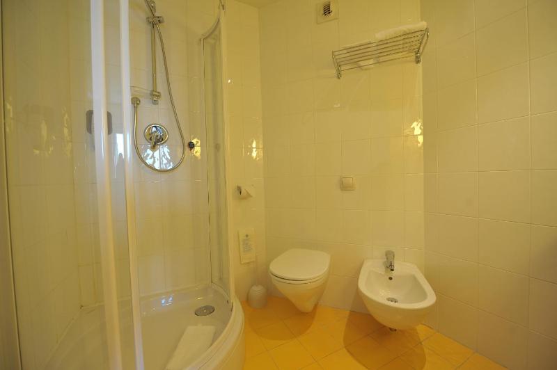 Standard Twin Room image 4