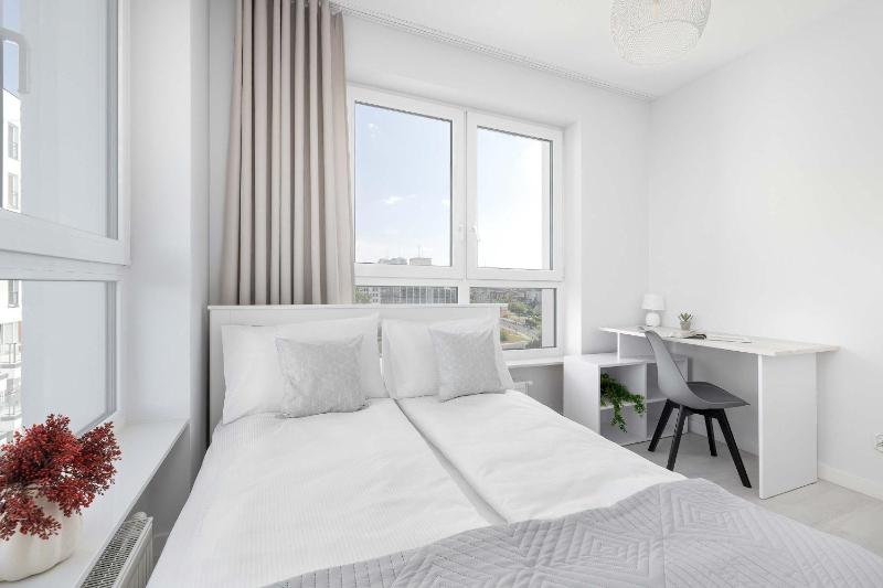 Przestronny Apartament z Klimatyzacją Balkonem i Parkingiem by Noclegi Renters - image 13