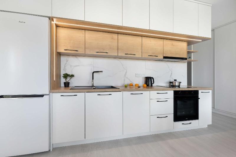 Przestronny Apartament z Klimatyzacją Balkonem i Parkingiem by Noclegi Renters - image 12