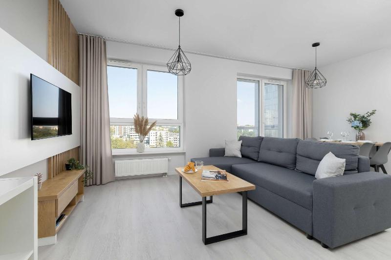 Przestronny Apartament z Klimatyzacją Balkonem i Parkingiem by Noclegi Renters - image 6