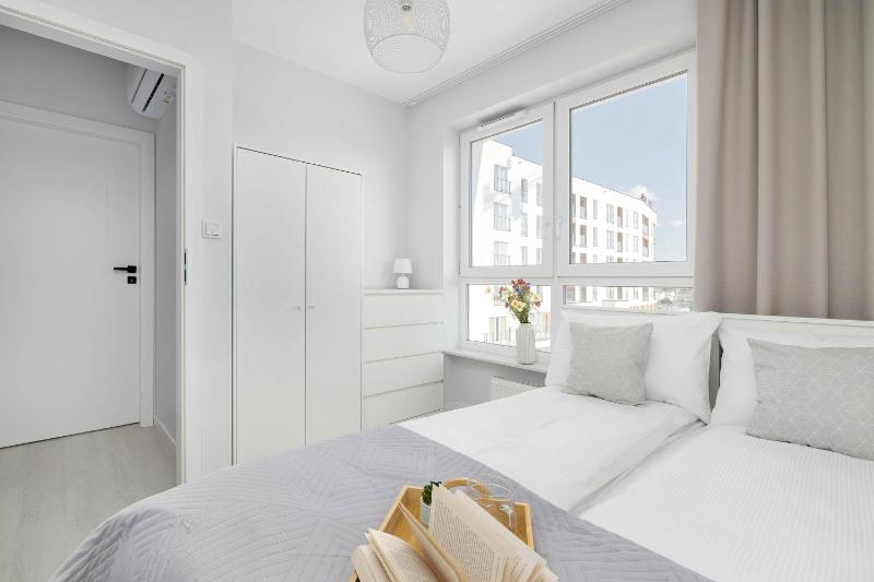 Przestronny Apartament z Klimatyzacją Balkonem i Parkingiem by Noclegi Renters - image 17