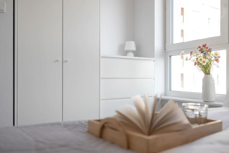 Przestronny Apartament z Klimatyzacją Balkonem i Parkingiem by Noclegi Renters - image 5