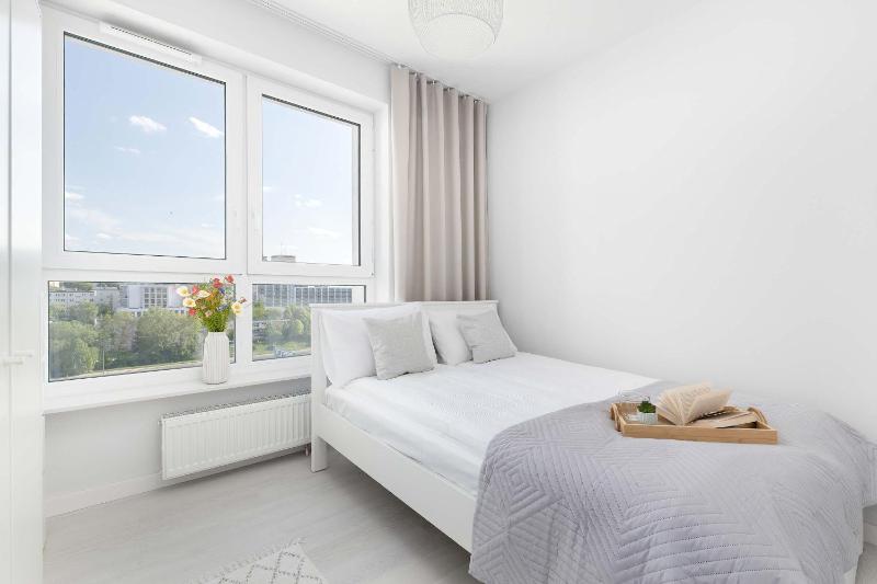 Przestronny Apartament z Klimatyzacją Balkonem i Parkingiem by Noclegi Renters - image 16