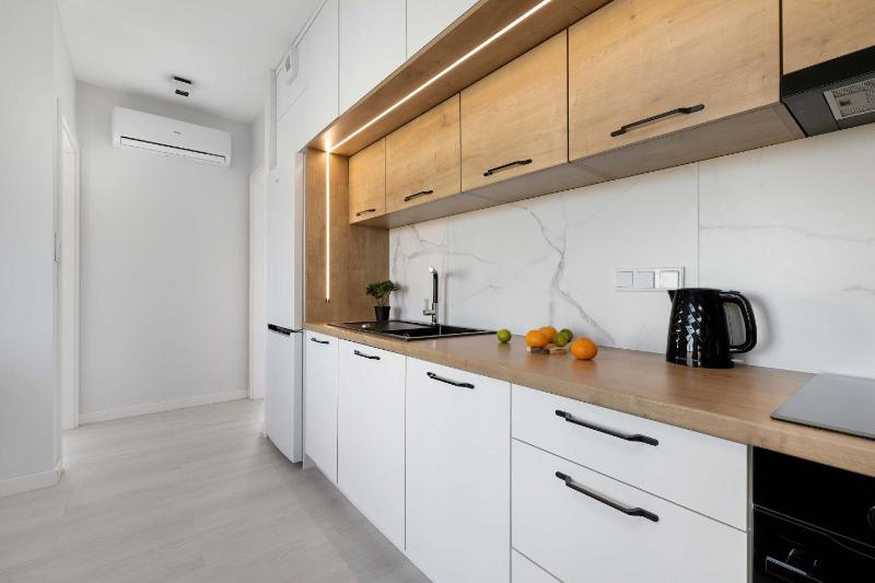 Przestronny Apartament z Klimatyzacją Balkonem i Parkingiem by Noclegi Renters - image 10
