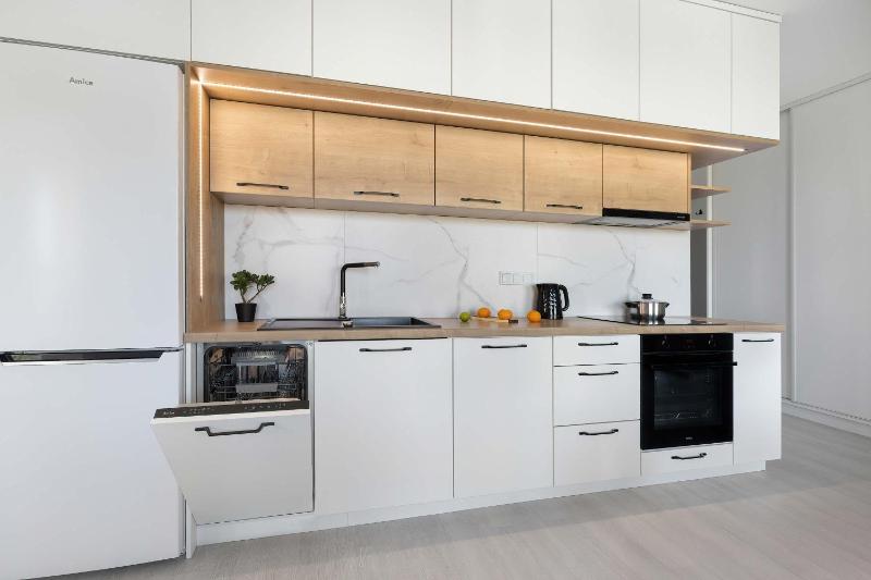 Przestronny Apartament z Klimatyzacją Balkonem i Parkingiem by Noclegi Renters - image 11