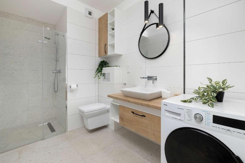 Przestronny Apartament z Klimatyzacją Balkonem i Parkingiem by Noclegi Renters - image 14