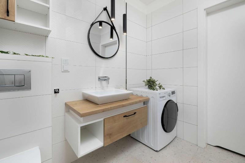 Przestronny Apartament z Klimatyzacją Balkonem i Parkingiem by Noclegi Renters - image 19