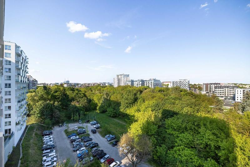 Przestronny Apartament z Klimatyzacją Balkonem i Parkingiem by Noclegi Renters - image 3
