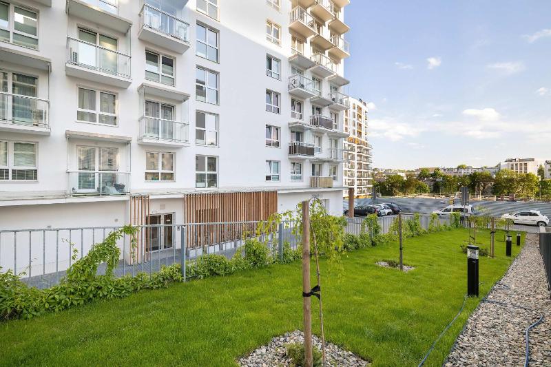Przestronny Apartament z Klimatyzacją Balkonem i Parkingiem by Noclegi Renters - image 18