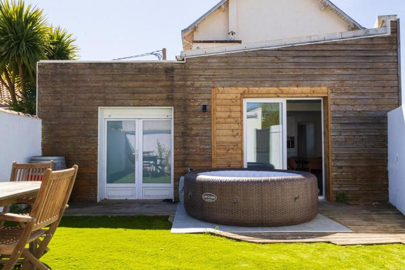 Grande maison familiale en ville avec Jacuzzi - image 9
