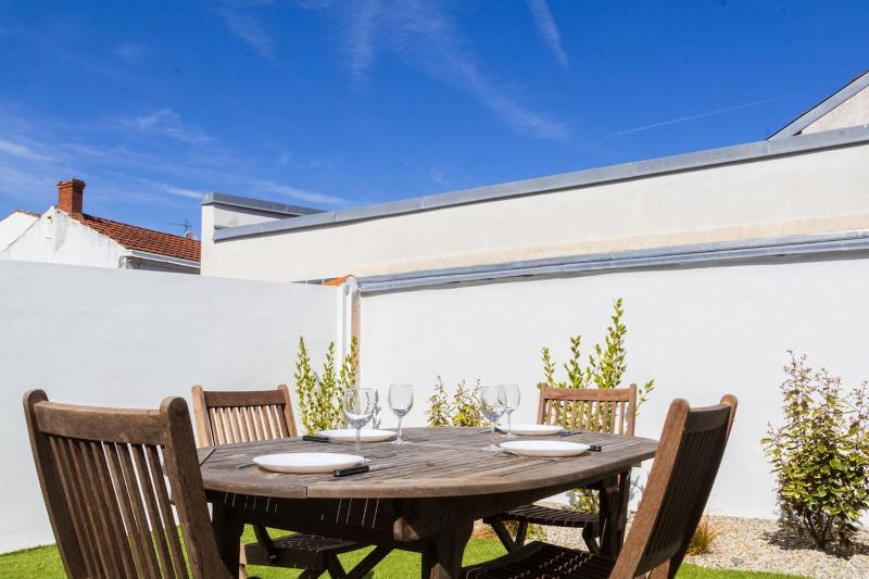 Grande maison familiale en ville avec Jacuzzi - image 20